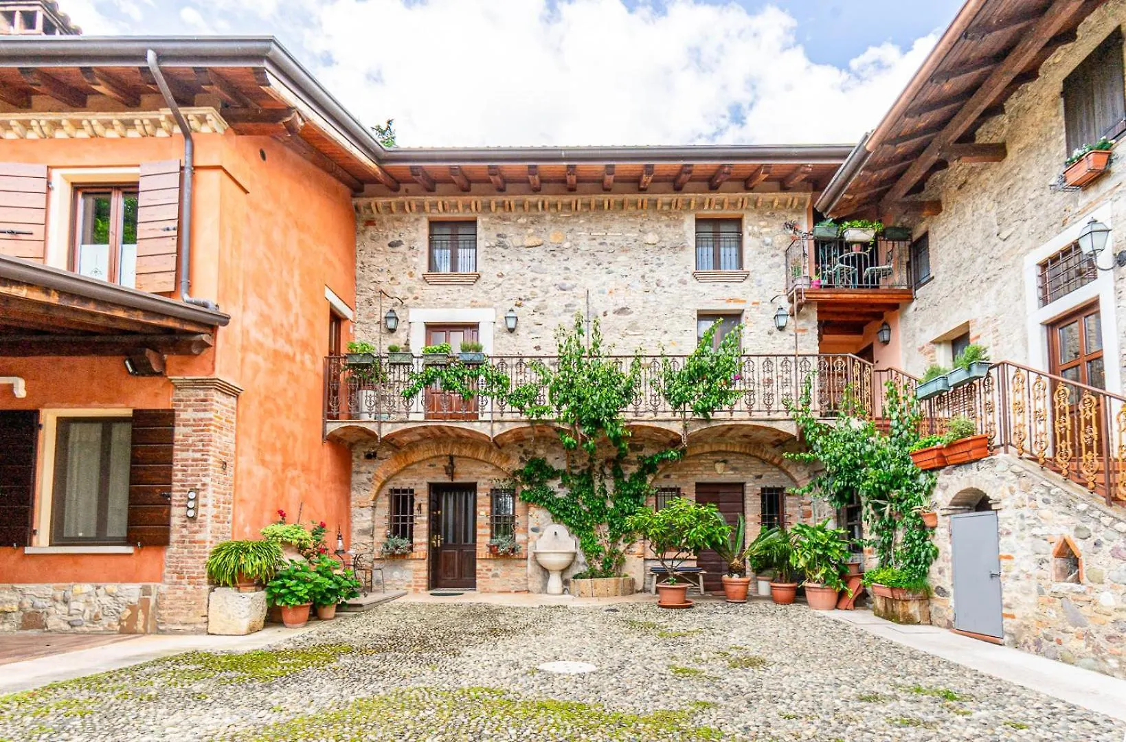 La Casa Nel Borgo Appartement San Felice del Benaco Italië
